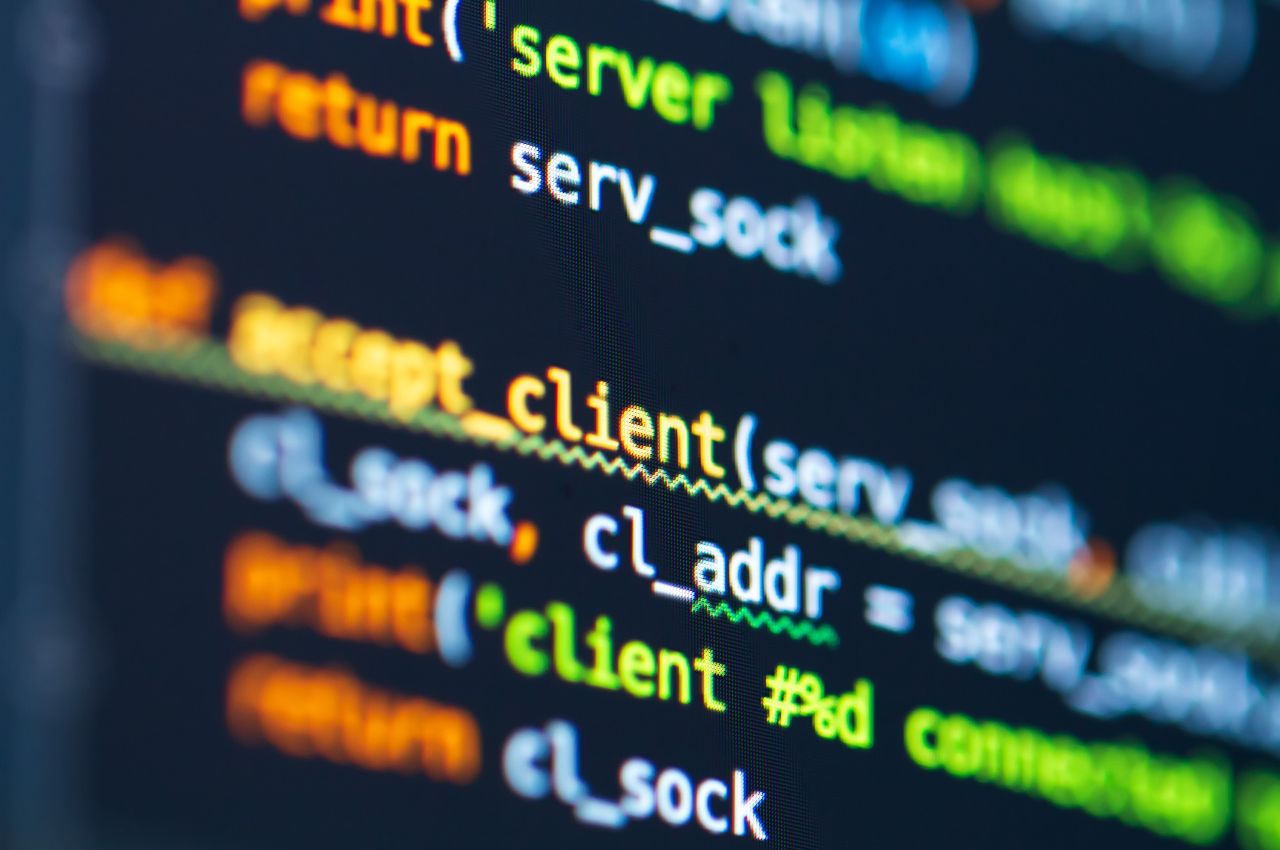 Jak poprawnie stosować operacje na bitach w programowaniu PLC?