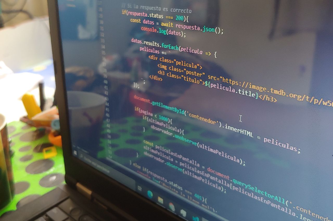 Jak działa programowanie skokowe w PLC i kiedy je stosować?