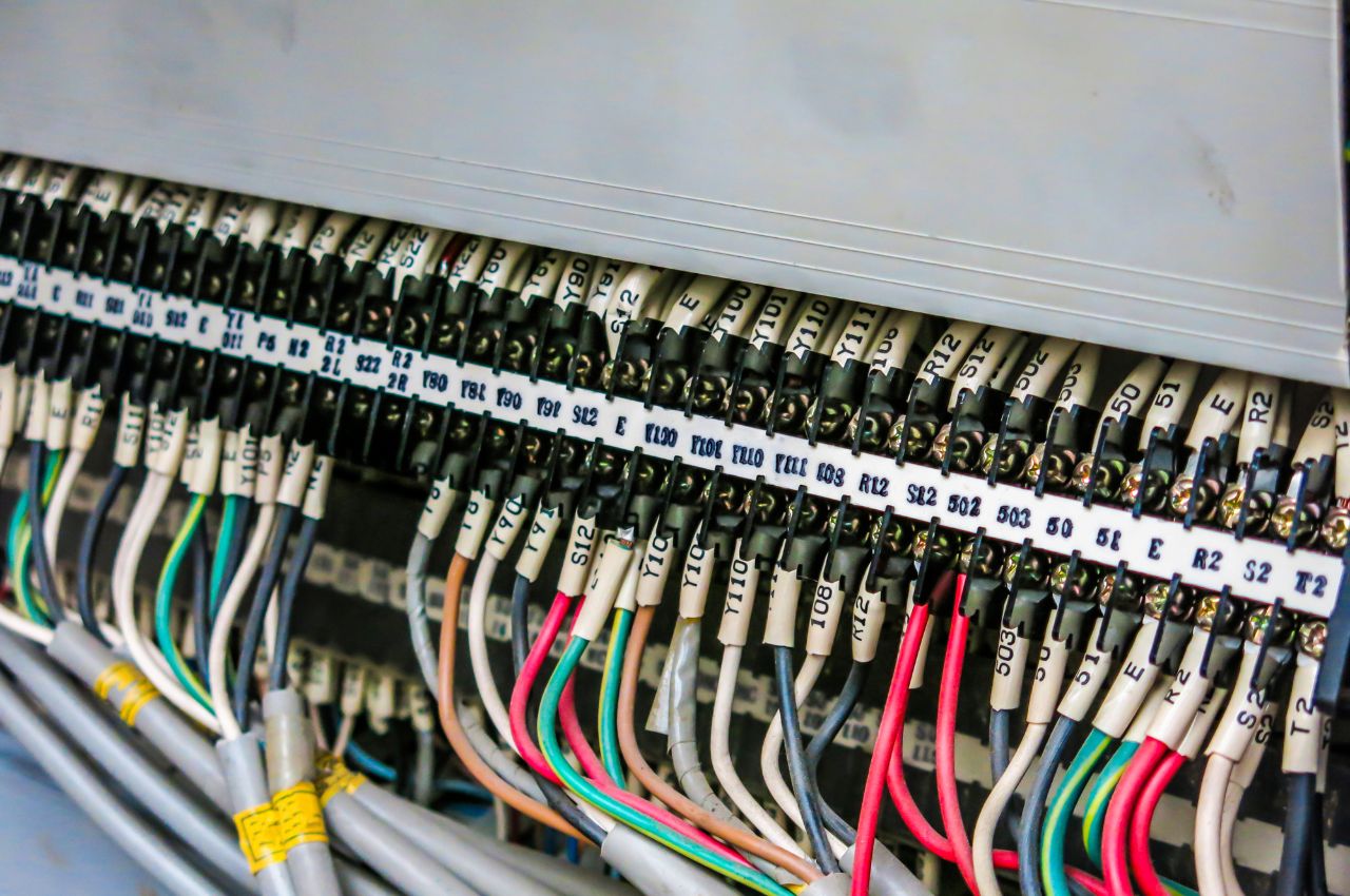 Jak podłączyć czujniki analogowe do sterownika PLC?