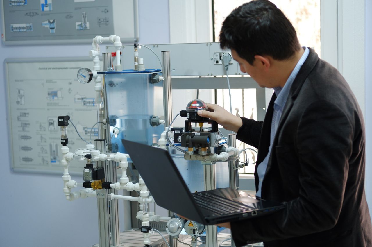 Jak sprawnie testować kod PLC przed wdrożeniem?