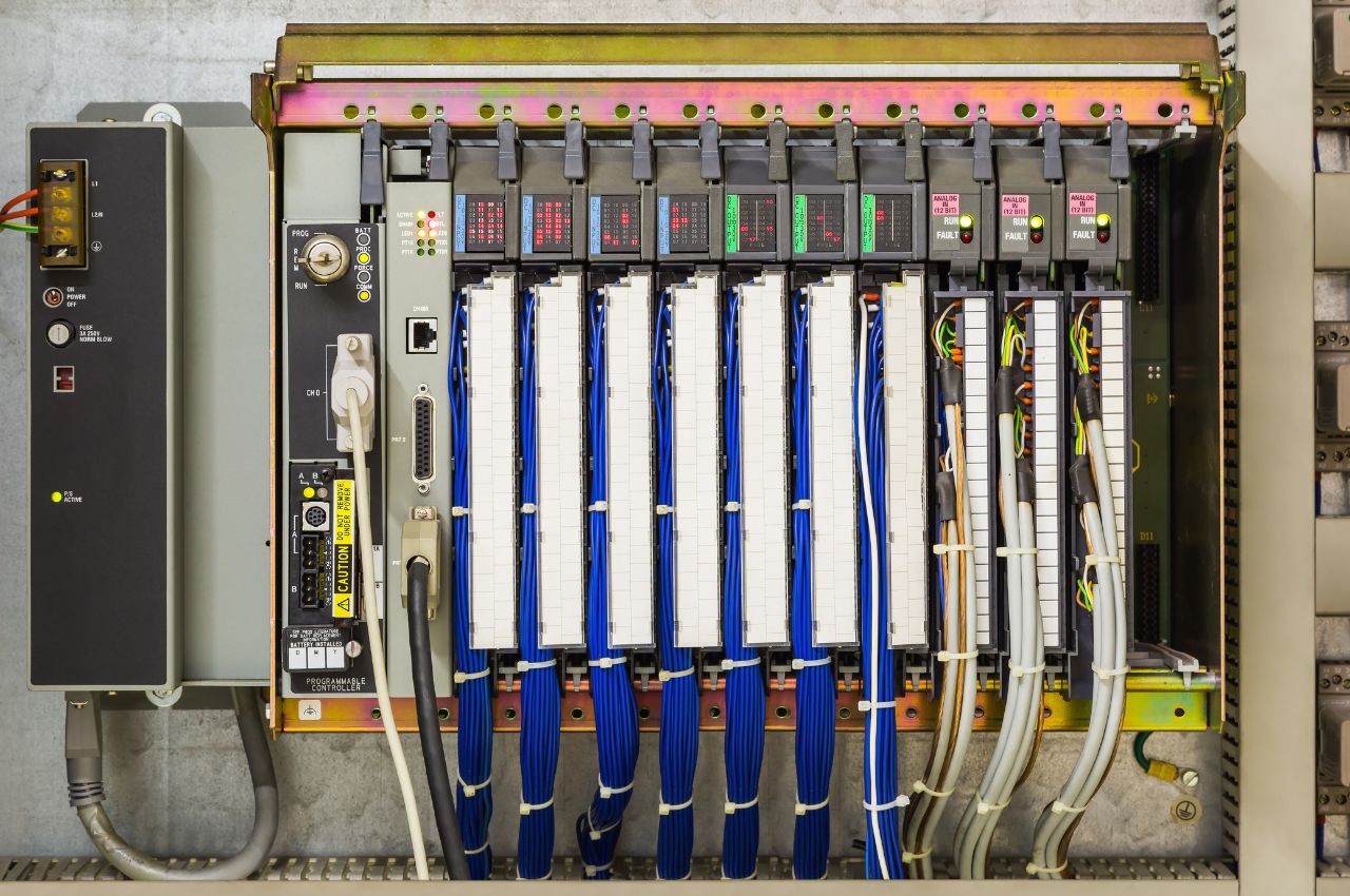 Jak zabezpieczyć instalację PLC przed przepięciami?