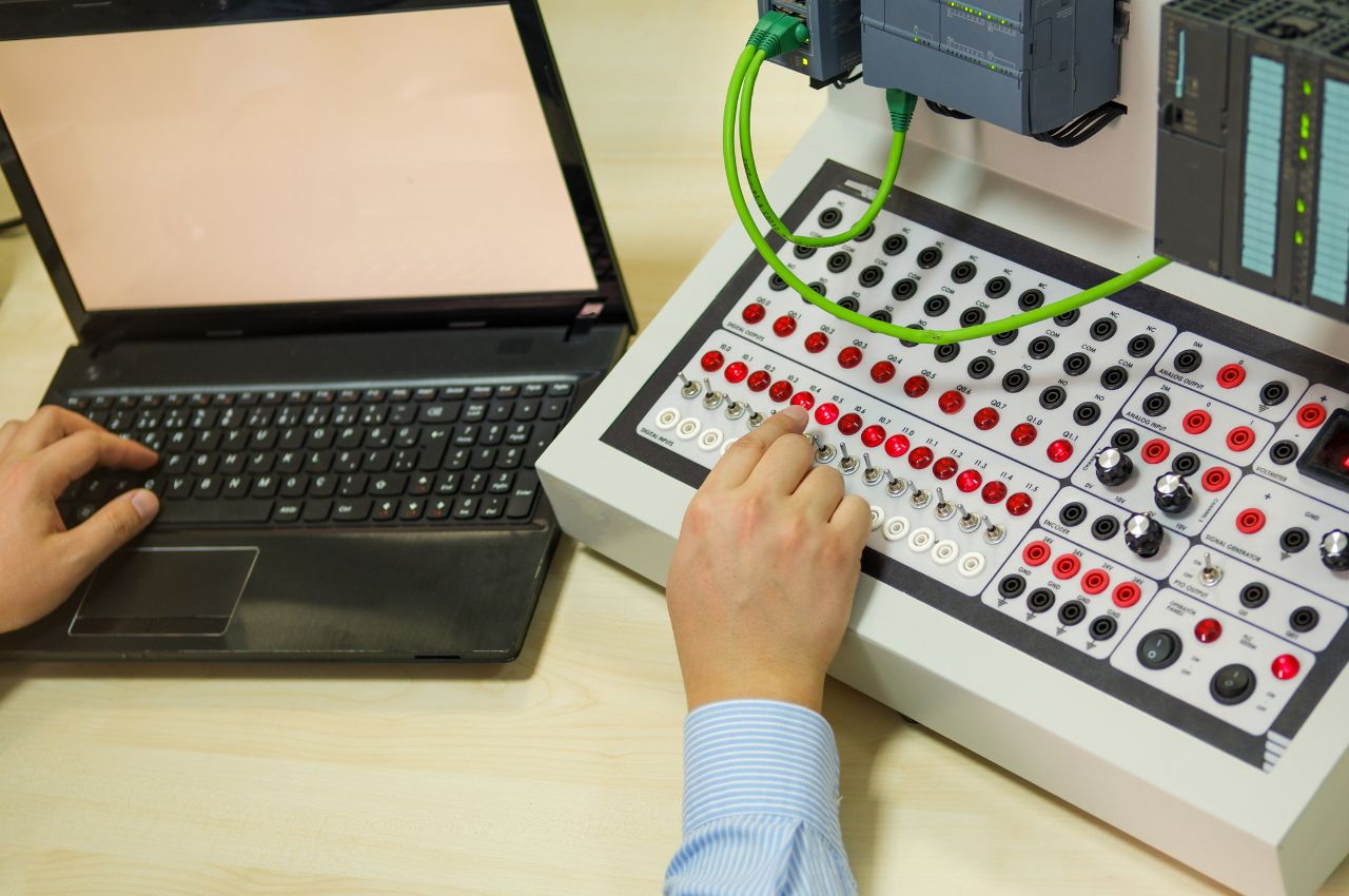 Jak zabezpieczyć program PLC przed błędami logicznymi?