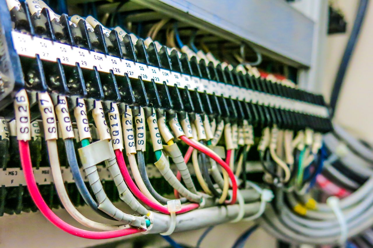 Sterowniki kompaktowe vs. modułowe – który sprawdzi się u Ciebie?