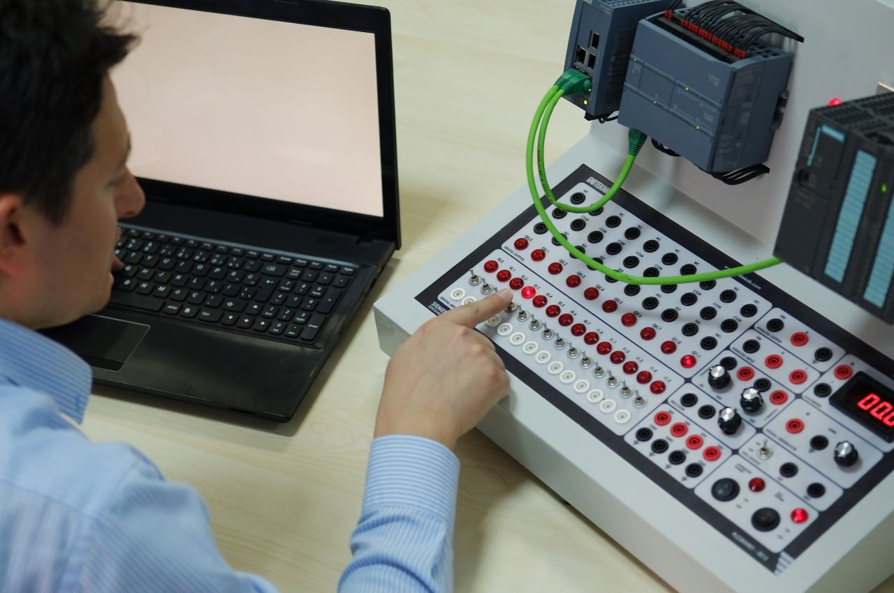 Wybór przekaźników programowalnych (PLC relays)