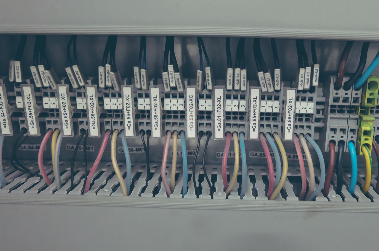 Zasilacze do szyn DIN – jakie napięcie dobrać do swoich urządzeń?